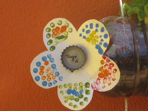 Pormenor da identificação realizada por criança da sala dos 4 anos. Nome da criança foi escrito numa carica e colada na flor.